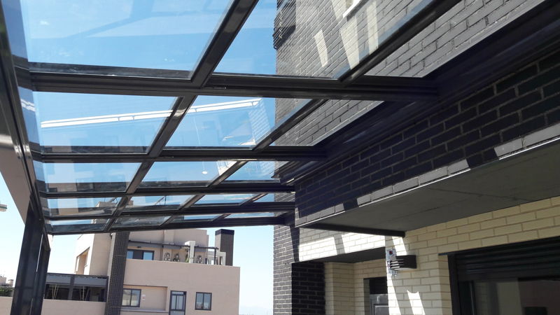 Instalación de techos móviles y cerramientos de cristal en Madrid Techos móviles de cristal en Madrid