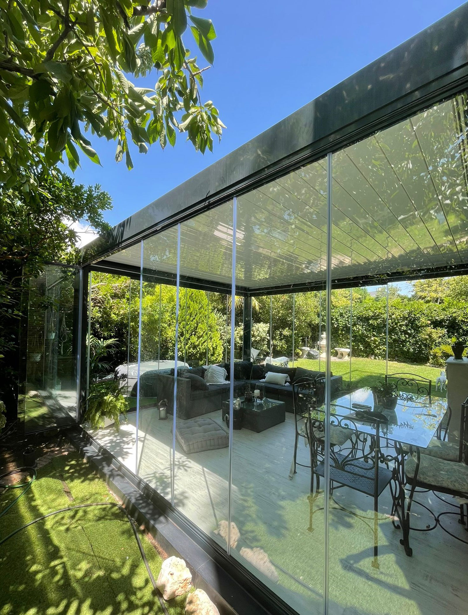 Cortina de cristal con pérgola bioclimática