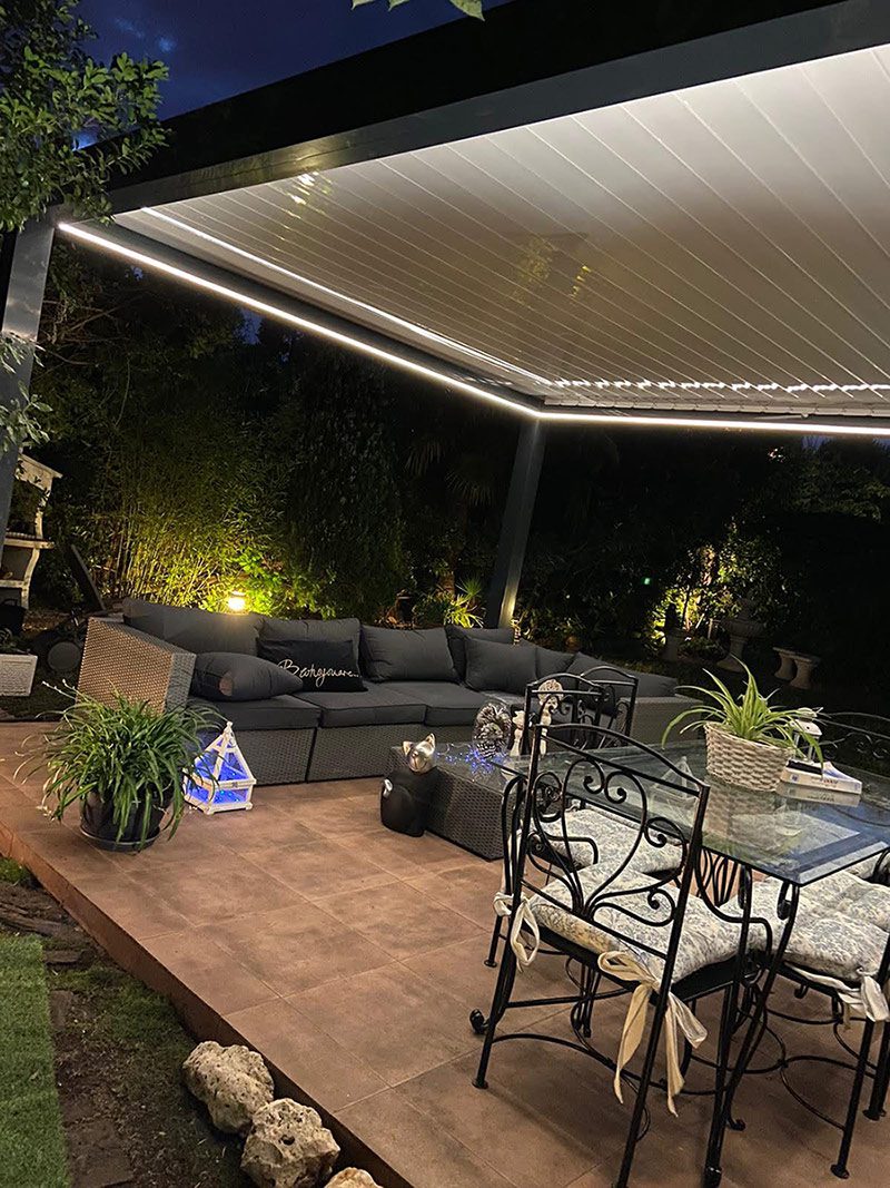 Pérgola bioclimática con luz perimetral