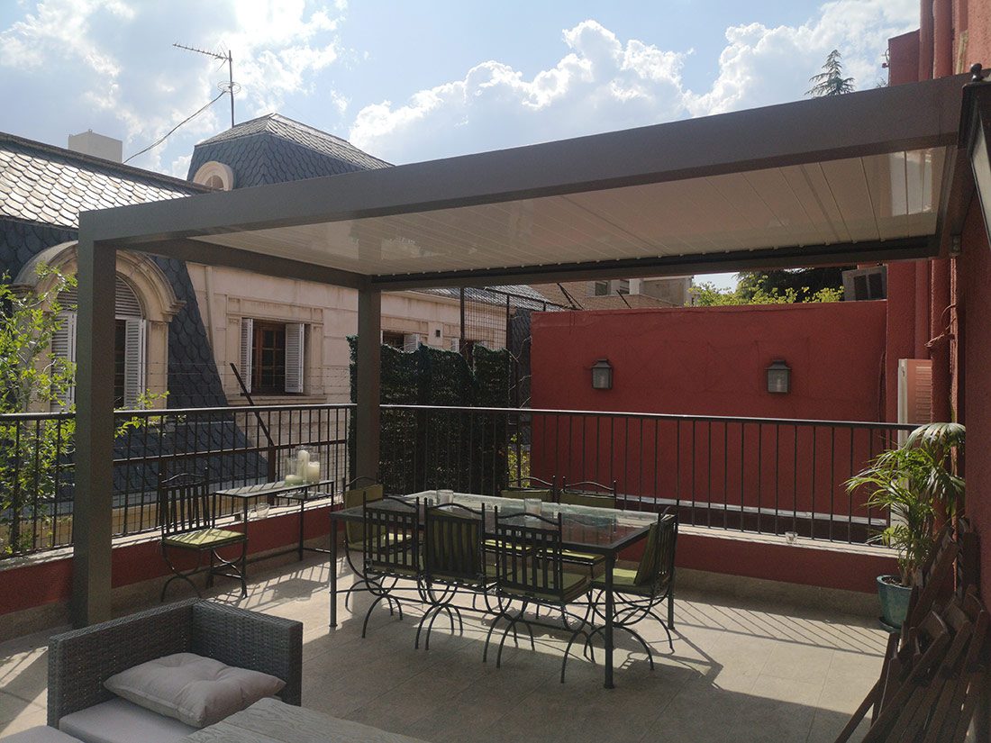 Pérgola bioclimática en terraza