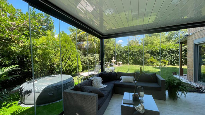 Pérgola bioclimática con cerramiento de cristal